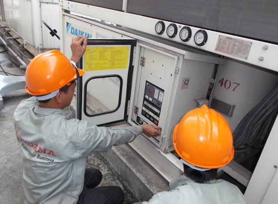 Sua-chua-may-nen-chiller-daikin