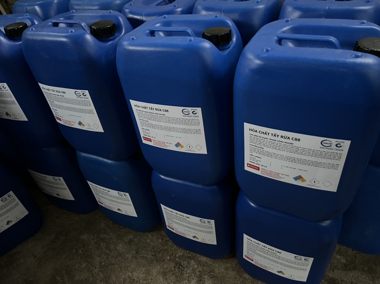 hoa-chat-ve-sinh-tay-cau-can-chiller-boiler-thap-giai-nhiet-noi-hoi-tai-binh-duong